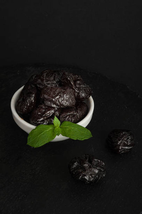 آلو بخارای سیاه با رنگ تیره و اشتها‌ برانگیز